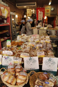 お店の真ん中のテーブルに所狭しと並ぶあんぱんたち