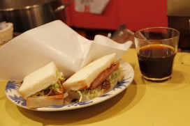 イートインスペースで買ったパンを食べられます